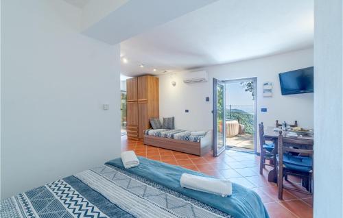 1 dormitorio con cama, mesa y sofá en Nice Apartment In Uscio With Wifi, en Uscio