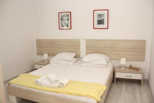 - une chambre avec un lit et 2 serviettes dans l'établissement Sea view and beach apartament Green, Petar House, à Vodice