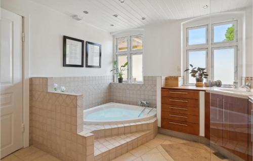 尼堡的住宿－4 Bedroom Nice Home In Nyborg，带浴缸和盥洗盆的大浴室