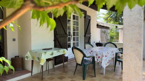 Photo de la galerie de l'établissement Villa entière au calme dans village provençal, à Peymeinade