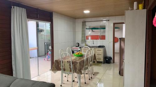 インビトゥバにあるCASA ACONCHEGANTE EM IBIRAQUERAのキッチン(テーブル、椅子付)