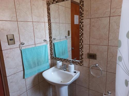 y baño con lavabo y espejo. en Casa Sutar Las Higueras en San Pedro de Atacama