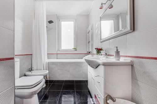 ein weißes Bad mit einem Waschbecken und einem WC in der Unterkunft Dodi RED Apartament in Arad