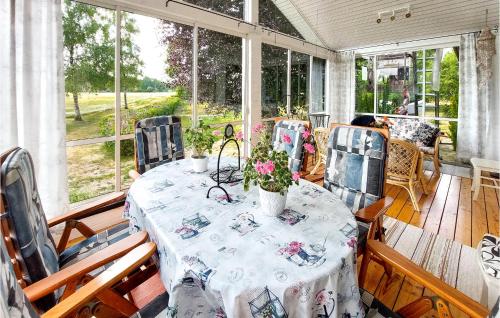 ein Esszimmer mit einem Tisch und Stühlen in der Unterkunft Beautiful Home In Munka-ljungby With House A Panoramic View in Boarp