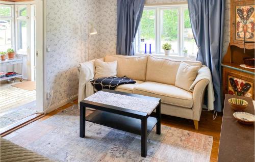 - un salon avec un canapé et une table basse dans l'établissement Amazing Home In Frjestaden With Kitchen, à Färjestaden