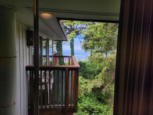 una puerta abierta a un balcón con vistas al océano en Ocean Crest Resort en Moclips