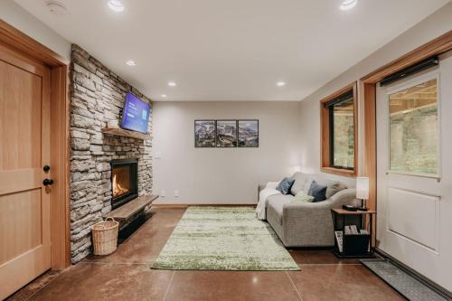 ein Wohnzimmer mit Couch und Kamin in der Unterkunft 08MBR - Starlink - Gas F P - BBQ - Sleeps 2 home in Glacier