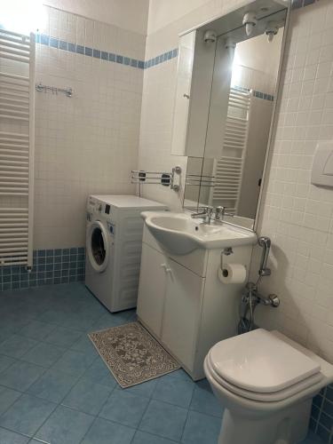 La salle de bains est pourvue d'un lavabo et d'un lave-linge. dans l'établissement Appartamento Eli, à Calmasino