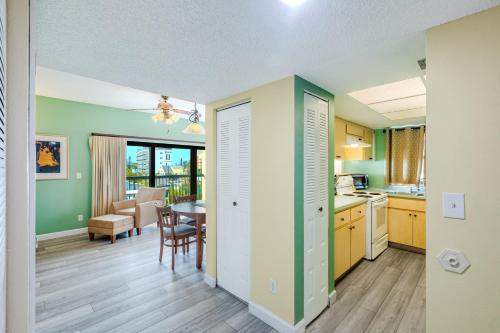 eine Küche und ein Esszimmer mit Tisch und Stühlen in der Unterkunft All Seasons Vacation Resort by Libertè in St Pete Beach
