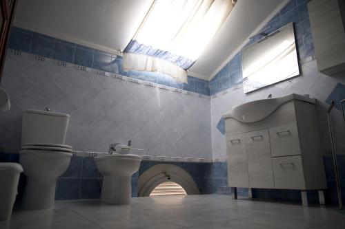 カルロフォルテにあるAppartamento Casa Toninaのバスルーム(トイレ2つ、洗面台、窓付)