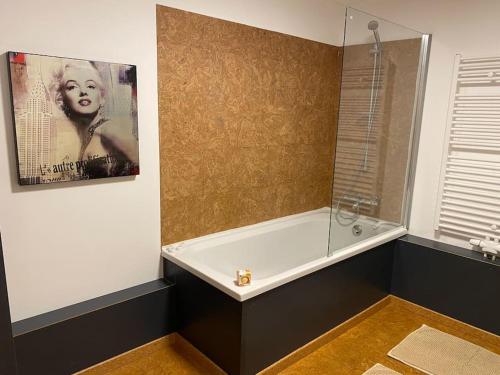 bagno con vasca e foto di una donna di The Sugar Cube a Tienen