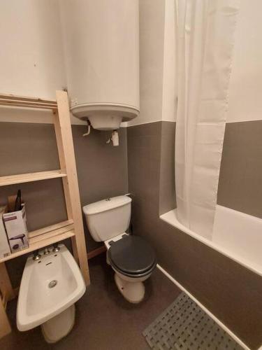 une petite salle de bain avec toilettes et lavabo dans l'établissement Studio à la montagne en rez-de-jardin, à Montclar