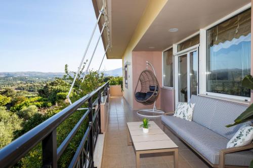 Балкон или терраса в Villa Paris with Rooftop & Jacuzzi