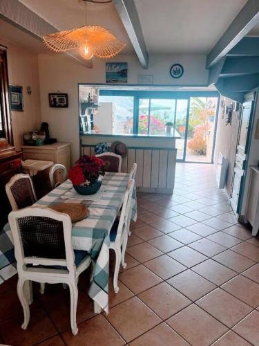 Ruang duduk di Maison conviviale 8 personnes, vue mer, animaux acceptés