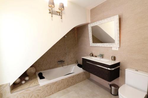 Imagen de la galería de Sitges Centre Mediterranean House- 5 Bedroom, 4 Bathroom, Terrace Courtyard, Private Rooptop Pool, en Sitges