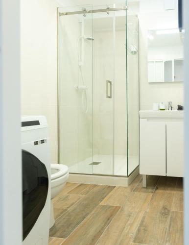 une salle de bain avec douche et toilettes dans l'établissement LE PETIT PARADIS DE LA DIGUE, à Pléneuf-Val-André