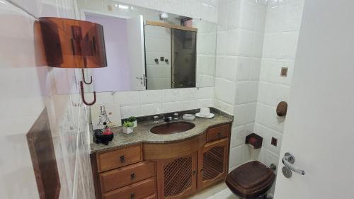 een badkamer met een wastafel, een toilet en een spiegel bij Uncle Brazil Lodging Ipanema in Rio de Janeiro