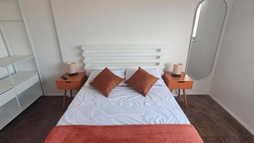 een slaapkamer met een bed met 2 nachtkastjes bij Uncle Brazil Lodging Ipanema in Rio de Janeiro
