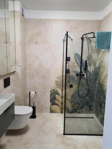łazienka z prysznicem i toaletą w obiekcie Apartament Augustów ,Arnikowa w mieście Augustów