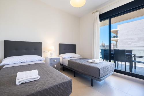 Cet appartement comprend une chambre avec deux lits et un balcon avec vue. dans l'établissement Cala Alta 8-C Apartment Playa La Cala Beach, à La Vila Joiosa