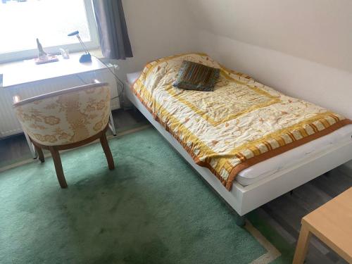 a bedroom with a bed and a desk and a chair at Monteurzimmer, Innenstadt Lage in Husum