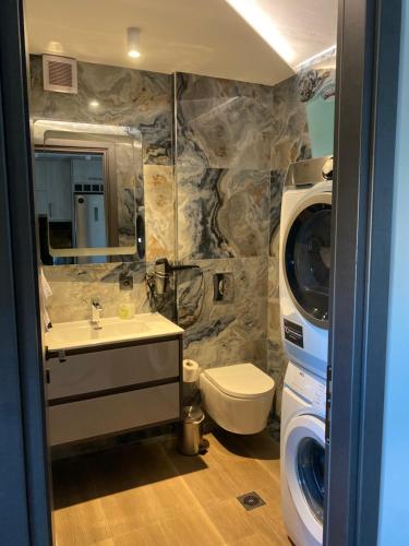 La salle de bains est pourvue d'un lavabo et de toilettes. dans l'établissement Sea View Apartment, à Patras