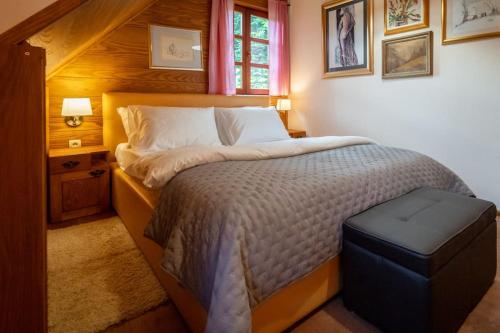 um quarto com uma cama grande e uma janela em Forest Amerika - Ivcakova koliba em Vrbovsko