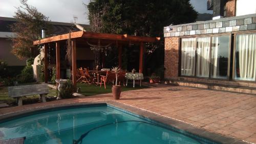 Casa con piscina y patio en Ville la'Rina, en Ciudad del Cabo