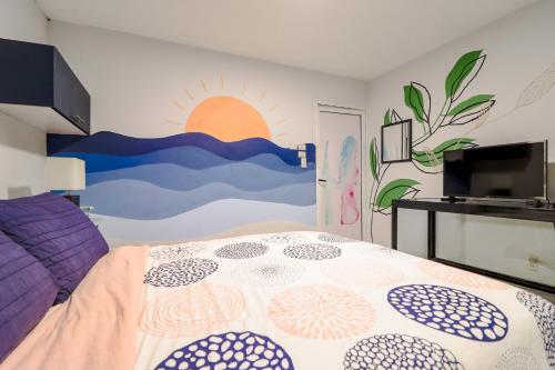 um quarto com uma cama com um quadro na parede em Hostal en El Centro LaKiwa em Mazatlán