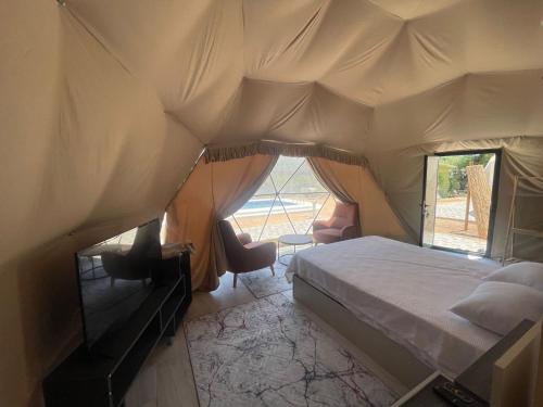 1 dormitorio con 1 cama en una tienda de campaña en Yeşilçam Glamping, en Antalya