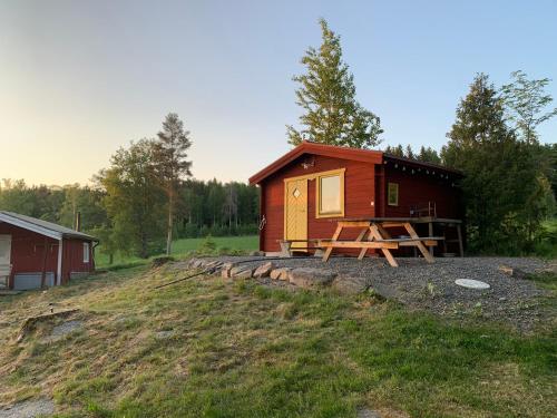 eine kleine Hütte auf einem Hügel in der Unterkunft Stuga med sjöläge in Kopparberg