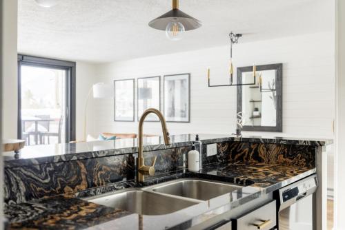 una cucina con un lavello e un piano di lavoro di Keystone Lake - MTN View - Pool Hot Tub Gym Sauna a Dillon