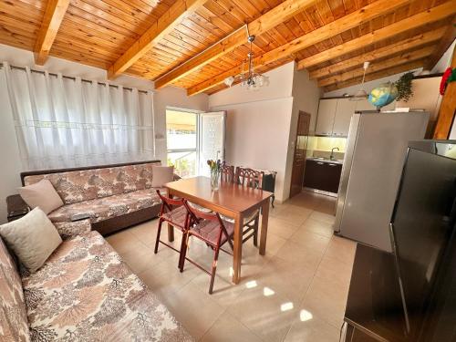 ein Wohnzimmer mit einem Tisch und einem Sofa in der Unterkunft Countryside Apartment Kane in Rodhodháfni
