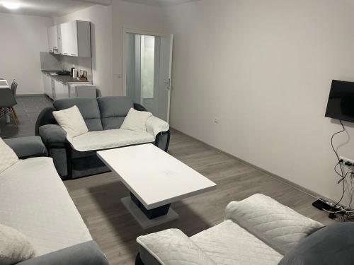 ein Wohnzimmer mit 2 Sofas und einem Tisch in der Unterkunft Apartmani Franciska in Jajce
