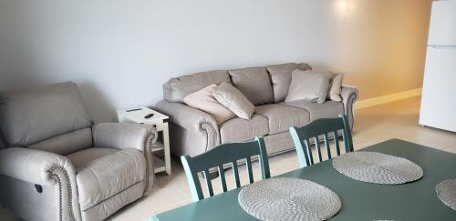 - un salon avec un canapé, une table et des chaises dans l'établissement Old Wooden Bridge Resort & Marina, à Big Pine Key