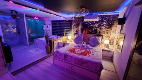 L'Aurore Love Room de prestige jacuzzi sauna piscine chauffée cuisine