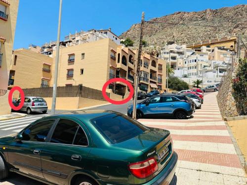 un coche verde aparcado al lado de una calle en Nice apartment near the Port, en Aguadulce