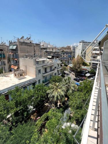 uitzicht op een stad met gebouwen en bomen bij Mario's comfortable local apartment, next to metro station, close to Acropolis in Athene