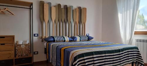 a bedroom with a bed with skis on the wall at Villa Dolce Havana con piscina in Sperlonga
