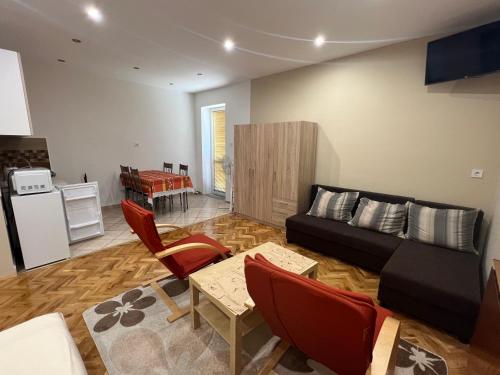 ein Wohnzimmer mit einem Sofa und einem Tisch in der Unterkunft Relax Bogács in Bogács