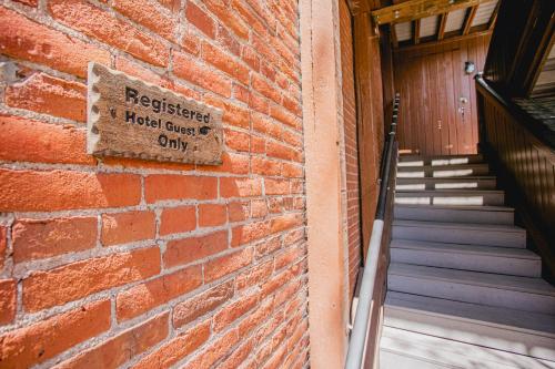 a brick wall with a sign on the side of a building at Historic Jacksonville Inn in Jacksonville