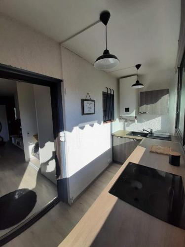 - une cuisine avec une grande porte en verre dans une pièce dans l'établissement Appartement à Fréjus, à Fréjus