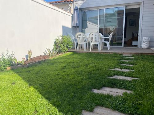 Photo de la galerie de l'établissement maison calme la rochelle plage ville, à La Rochelle