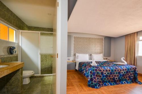 a hotel room with a bed and a bathroom at Motel Venecia in Momoxpan