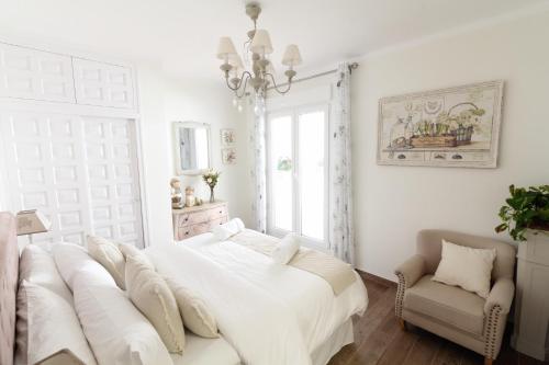 Un pat sau paturi într-o cameră la Sitges Centre Mediterranean House- 5 Bedroom, 4 Bathroom, Terrace Courtyard, Private Rooptop Pool
