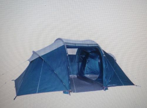 une tente bleue posée sur un mur dans l'établissement tente pour 4 personnes, à Saint-Jean-de-Monts