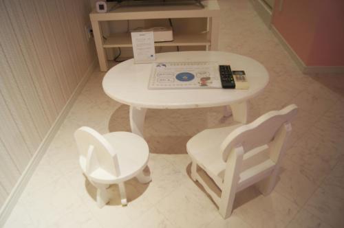 uma mesa branca e uma cadeira com um livro sobre ela em Guest house Laule'a Tennoji - Vacation STAY 10602 em Osaka