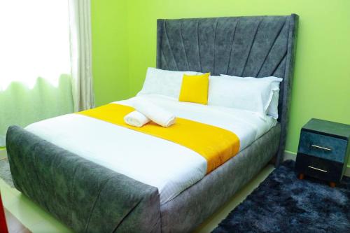 Postel nebo postele na pokoji v ubytování Cozy one bedroom thika Road near garden city