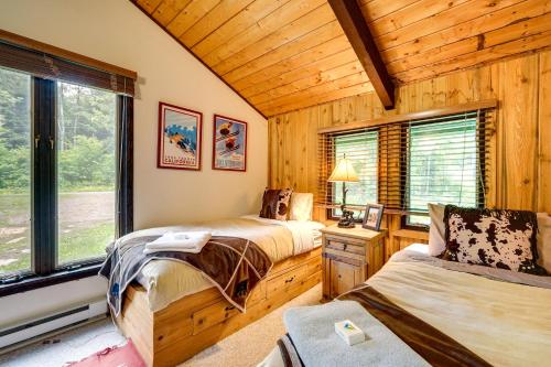 een slaapkamer met 2 bedden en een raam bij Jamaica Vacation Home with Deck 8 Mi to Skiing! in Jamaica