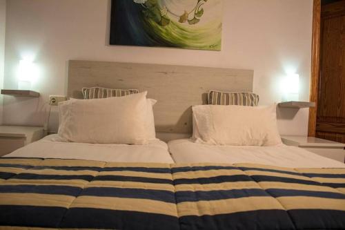 コルドバにあるApartamento Fernando Colón en Casco Históricoのベッドルーム1室(白い枕2つ付きのベッド1台付)